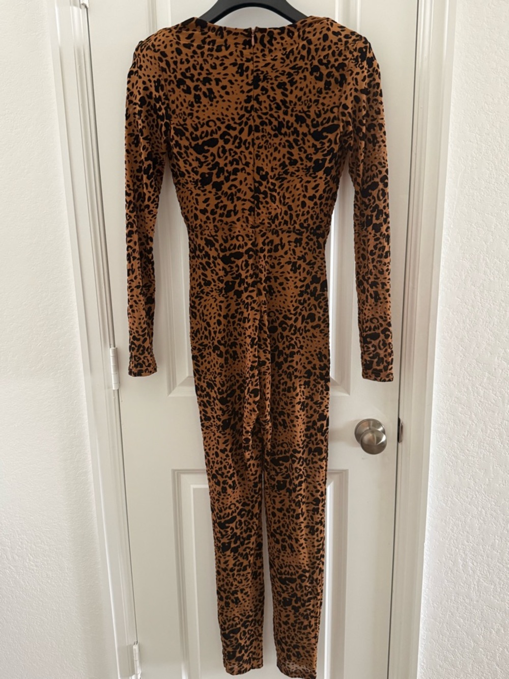 Leopard Print Long-Sleeve Jumpsuit With V-Neckline & Back Zipper Closure S - Picture 3 of 7